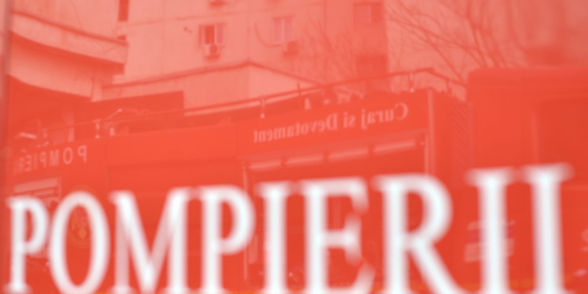 Incendiu puternic la o clădire istorică din Câmpina Un incendiu de amploare a izbucnit la o clădire dezafectată din Câmpina, aparținând fostului Institut de Petrol și Gaze