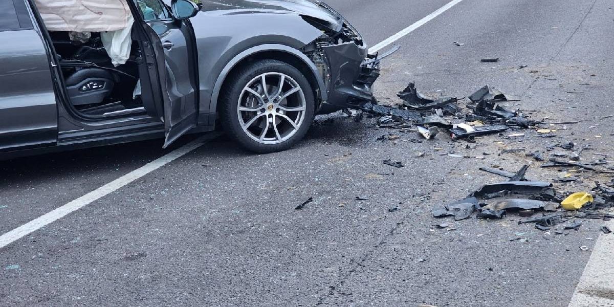 Porsche Macan, accident grav pe Valea Oltului: DN7, blocat complet