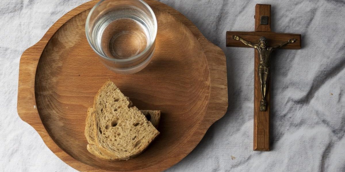 Postul negru, o tradiție profundă în creștinism, este practicat adesea în Vinerea Mare, simbolizând purificarea spirituală și sacrificiul înaintea sărbătorii Paștelui