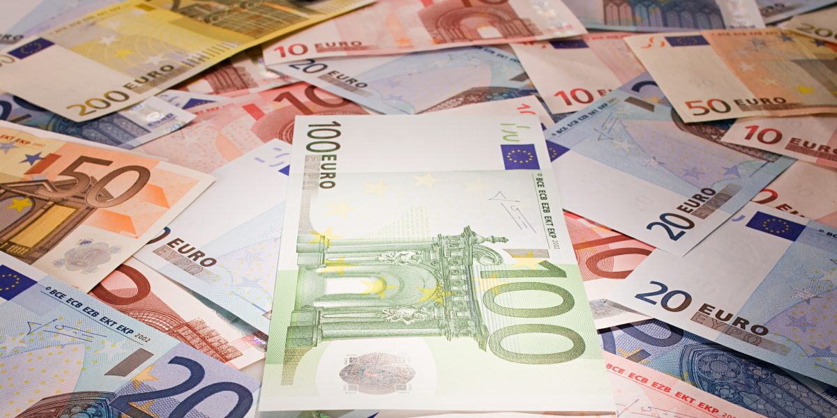 FERMIERII ȘI ANTREPRENORII VOR PUTEA ACCESA FONDURI PENTRU PANOAERE SOLARE DE PÂNĂ LA 20 DE MILIOANE DE EURO București – Fermierii și antreprenorii români din sectorul alimentar vor putea beneficia de noi fonduri europene pentru a-și instala panouri solare