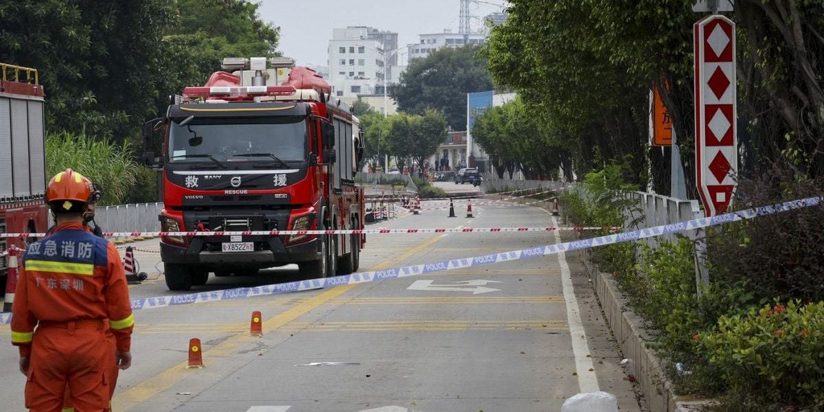 Incendiu devastator: Parcare supraetajată din București, scrum pentru zeci de mașini