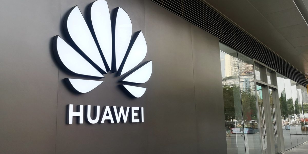 Huawei dă mătăsălă Apple și Samsung: Noul telefon pliabil, un deliciu