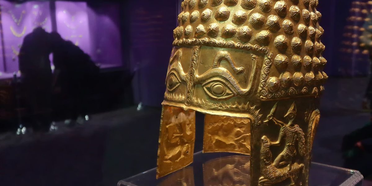 Coiful de AUR de la Cotofenești, recuperat! Tezaurul dacic, găsit după jaful de la Assen Vești bune pentru patrimoniul cultural românesc! Coiful de AUR de la Cotofenești și cele trei brățări dacice au fost recuperate, conform informațiilor publicate de publicația olandeză RTV Drenthe