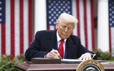 Trump, acord-șoc cu Iranul: 20 miliarde $ cash pentru uraniu