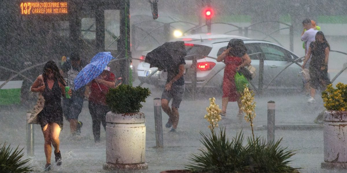 Răcire brutală în România: Ploi și ninsori înlocuiesc canicula. Când revine soarele
