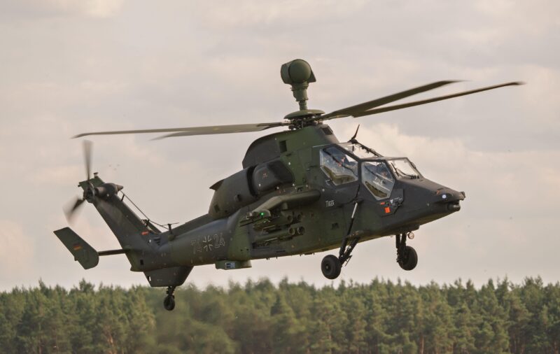 Armata SUA Desfășoară Elicoptere Apache și Tancuri Abrams în România, Semnalând Creșterea Prezenței Militare București – Statele Unite ale Americii își consolidează prezența militară în România, prin desfășurarea de elicoptere de luptă AH-64E Apache la Baza Aeriană Mihail Kogălniceanu și prin aducerea tancurilor de luptă M1A2 Abrams