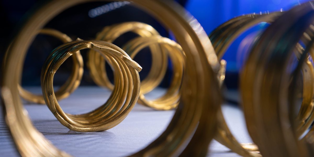 Tezaurul dacic furat în Olanda, recuperat: Coiful de la Coțofenești și brățările se întorc în România Coiful de AUR de la Cotofenești și cele trei brățări dacice, bijuterii ale patrimoniului românesc furate în ianuarie anul trecut dintr-un muzeu olandez, au fost recuperate