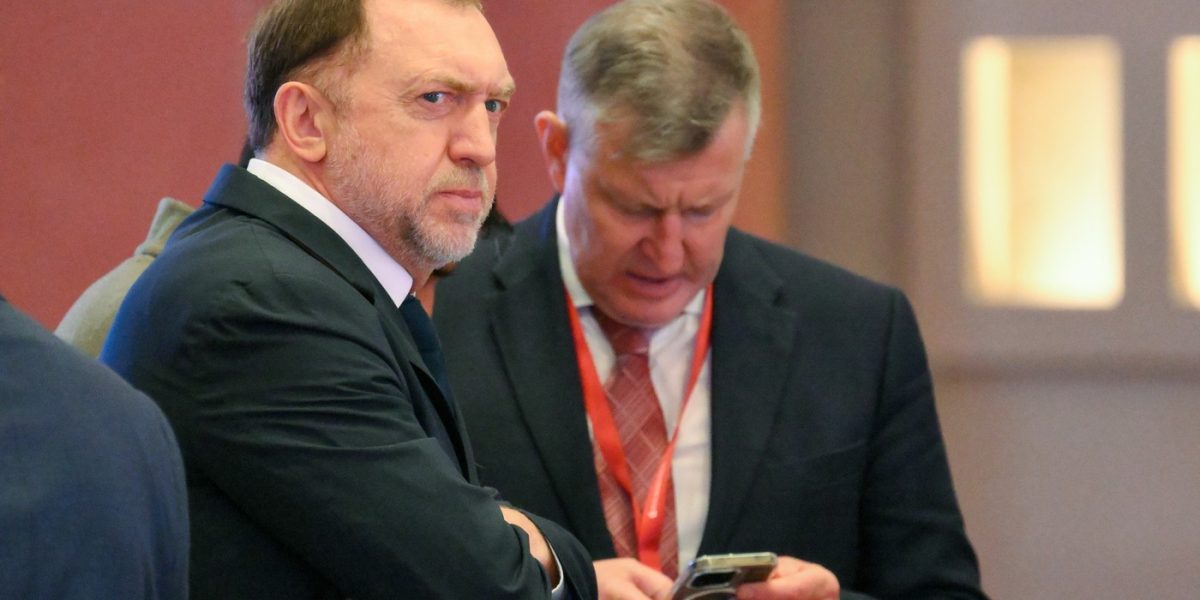 # Miliardarul rus Oleg Deripaska propune un program de lucru de 12 ore pe zi pentru a salva economia Miliardarul rus Oleg Deripaska, un nume important în industria aluminiului, a sugerat că Rusia ar putea să-și revigoreze economia confruntată cu dificultăți prin impunerea unui program de lucru de 12 ore pe zi, șase zile pe săptămână