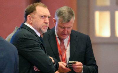 # Miliardarul rus Oleg Deripaska propune un program de lucru de 12 ore pe zi pentru a salva economia Miliardarul rus Oleg Deripaska, un nume important în industria aluminiului, a sugerat că Rusia ar putea să-și revigoreze economia confruntată cu dificultăți prin impunerea unui program de lucru de 12 ore pe zi, șase zile pe săptămână
