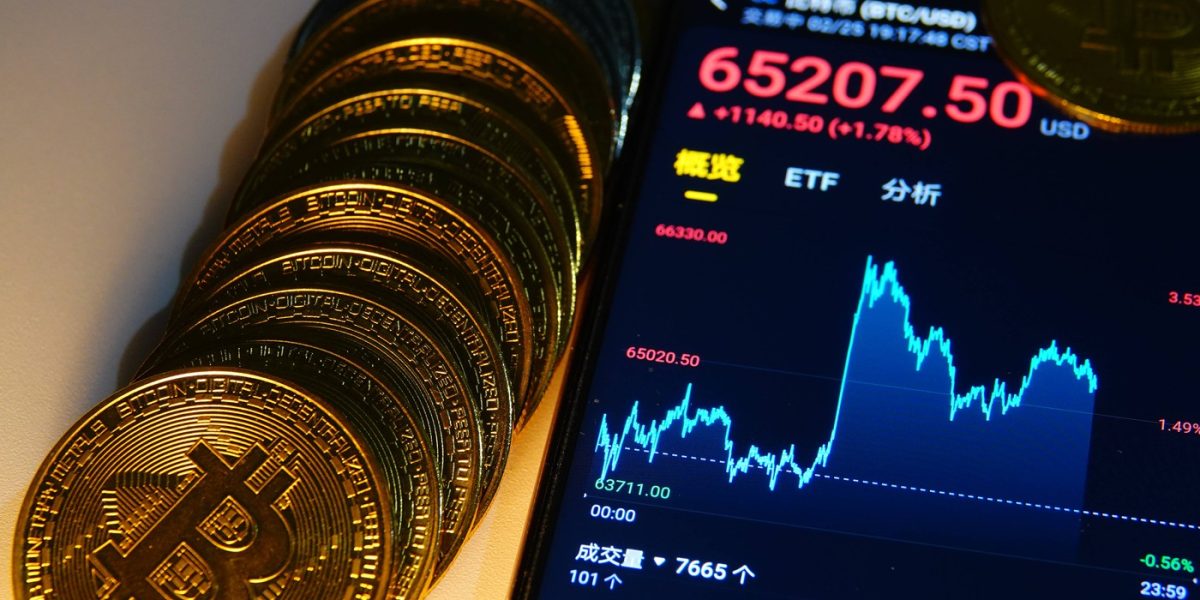 O nouă investigație a ziarului The New York Times îl indică pe criptograful britanic Adam Back drept posibilul creator al Bitcoin, Satoshi Nakamoto, reluând astfel misterul care planează asupra identității fondatorului celebrei criptomonede