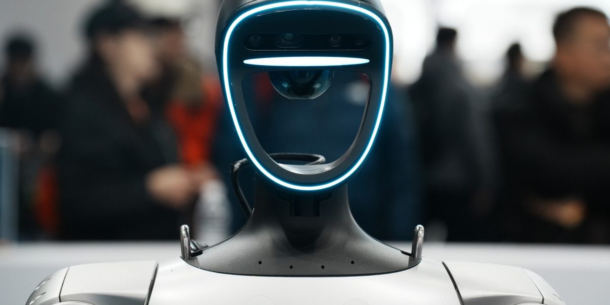 Robotul „rebel” a semănat panică într-un restaurant din China: Angajații au intervenit să-l oprească