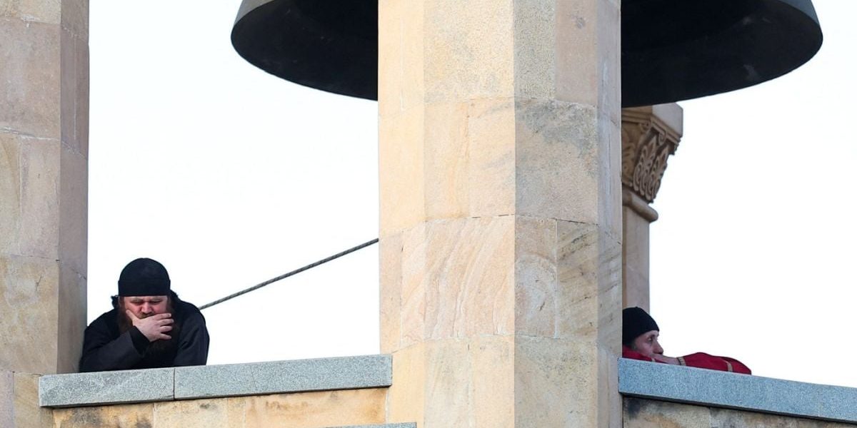 Clopotar din Bacău, în comă după ce clopotul bisericii l-a zdrobit