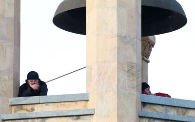 Clopotar din Bacău, în comă după ce clopotul bisericii l-a zdrobit