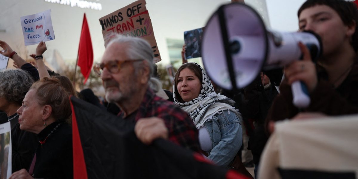 Peste o mie de persoane au protestat sâmbătă seara în TEL AVIV împotriva războiului purtat de Israel împotriva IRANULUI și HEZBOLLAH în Liban, cerând încetarea conflictului