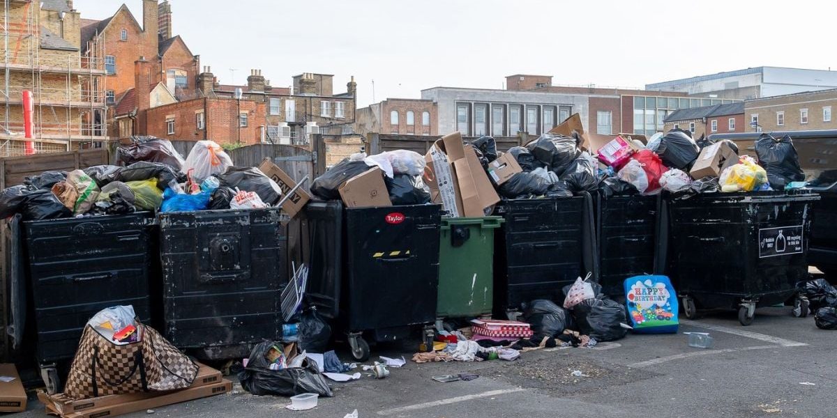 Bărbatul care scormonește de 12 ani gunoaie după averea digitală