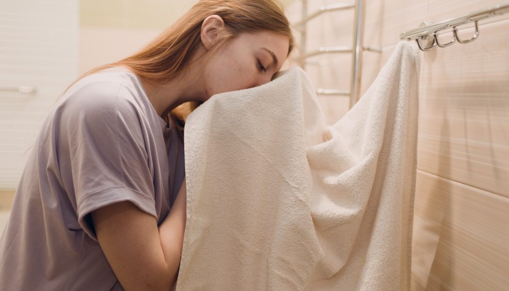 De ce prosoapele miros urât după spălare? SOLUȚIILE rapide pentru prospețime!