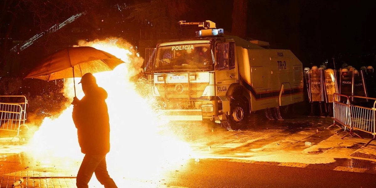 Arestări în Tirana: Trei parlamentari spitalizați după proteste violente