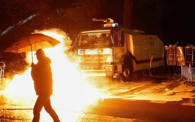 Arestări în Tirana: Trei parlamentari spitalizați după proteste violente