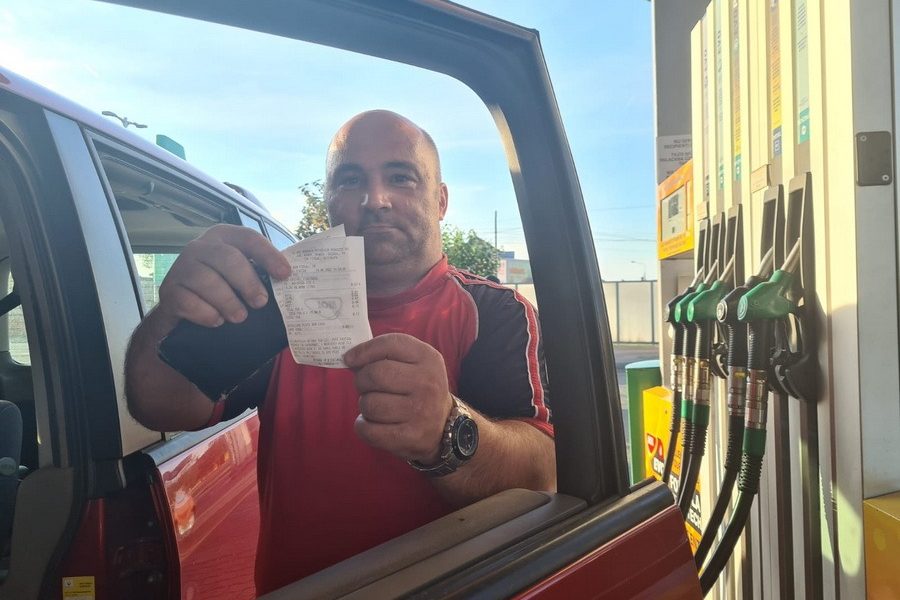 Românii ar putea vedea o scădere a prețului motorinei la pompă în următoarele săptămâni, în contextul unei posibile stabilizări a prețurilor la nivel global