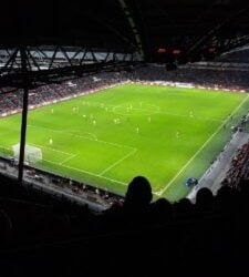 Eindhoven, Olanda – Atacantul român Dennis Man a cucerit primul său titlu de campion într-un campionat de top european, sărbătorind triumful cu PSV Eindhoven în Eredivisie