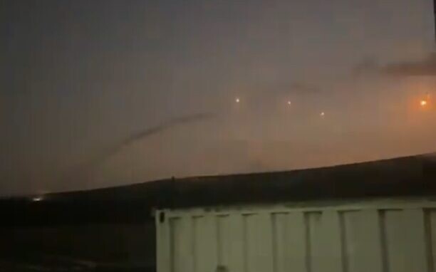 Armata israeliană a anunțat vineri că Hezbollah a lansat o rachetă către Israel, declanșând sirenele de raid aerian în mai multe zone, inclusiv în Tel Aviv