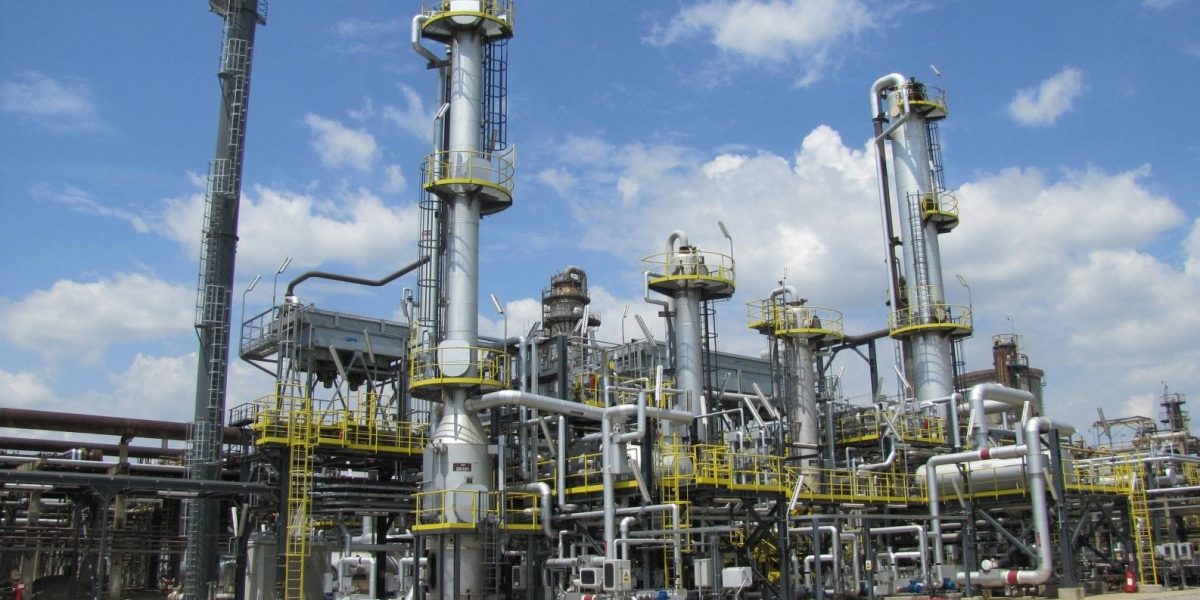 Franța cere investigarea profiturilor rafinăriilor: Comisia europeană, pe urmele „combustibilului”