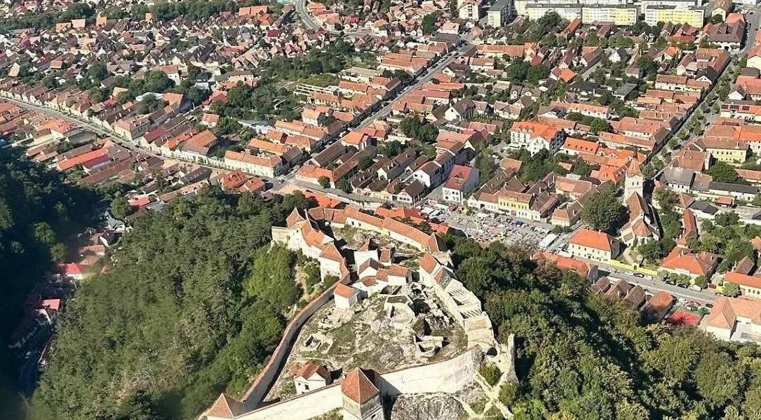 Râșnov: Cetatea Medievală Va Beneficia de Lucrări de Restaurare Majore Primăria orașului Râșnov a lansat licitația pentru ample lucrări de restaurare a renumitei Cetăți Râșnov