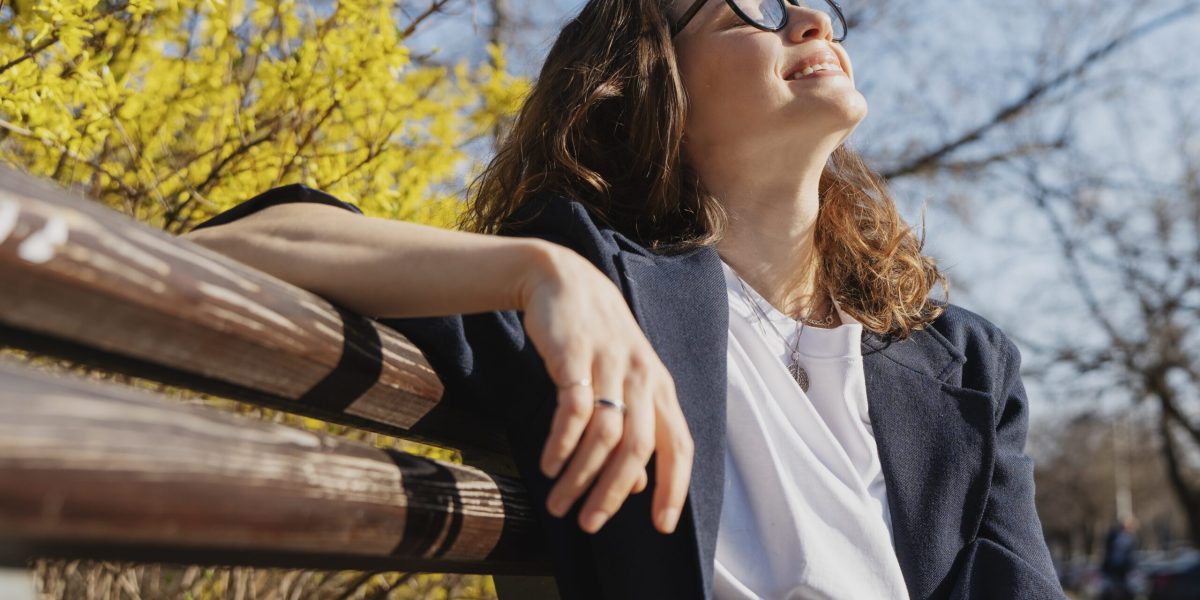 Cum ne arde pielea Soarele blând de primăvară: Riscuri și sfaturi