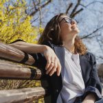 Cum ne arde pielea Soarele blând de primăvară: Riscuri și sfaturi