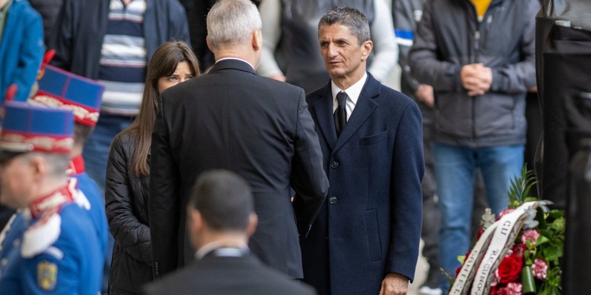 Mii de fani se înghesuie să dea mâna cu Răzvan Lucescu