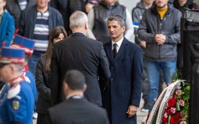 Mii de fani se înghesuie să dea mâna cu Răzvan Lucescu