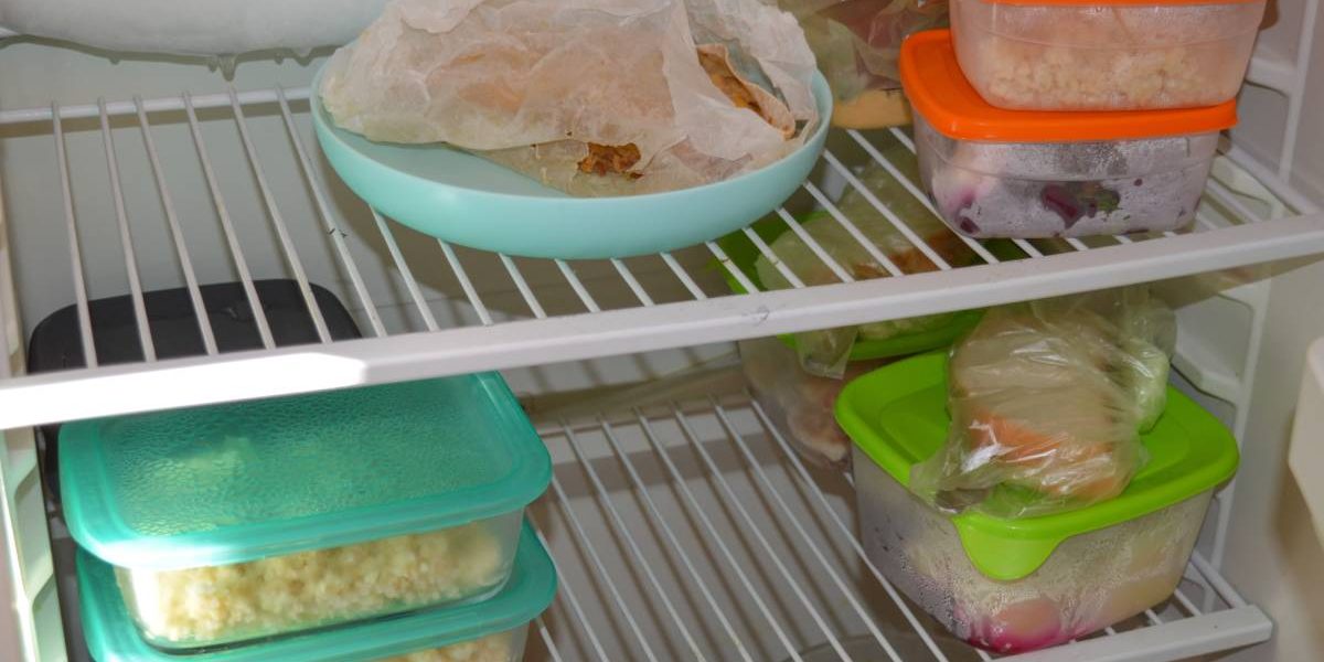 Cât rezistă mâncarea gătită în frigider? Greșelile fatale care te îmbolnăvesc