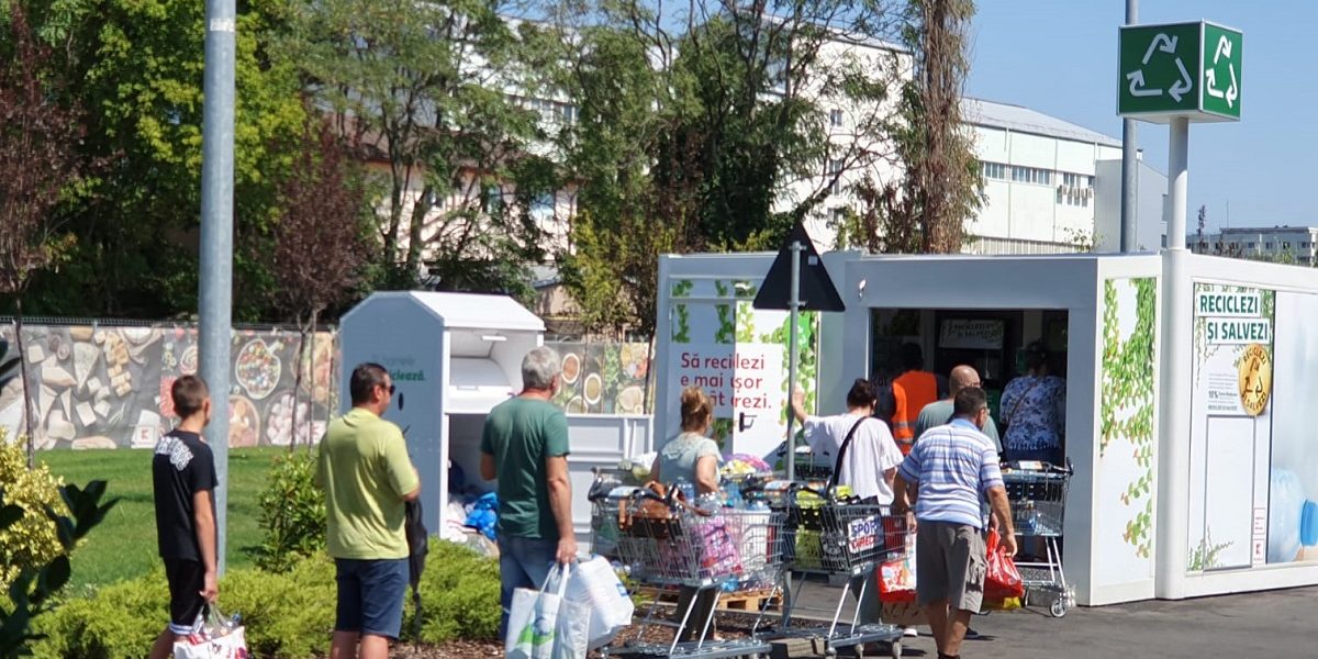 Un bărbat din Botoșani, reținut pentru fraudă la aparatele SGR Un bărbat din Botoșani este cercetat de polițiști pentru înșelăciune și fals în înscrisuri sub semnătură privată, după ce a dezvoltat o metodă ingenioasă de a păcăli sistemul de garanție-returnare (SGR) al automatelor