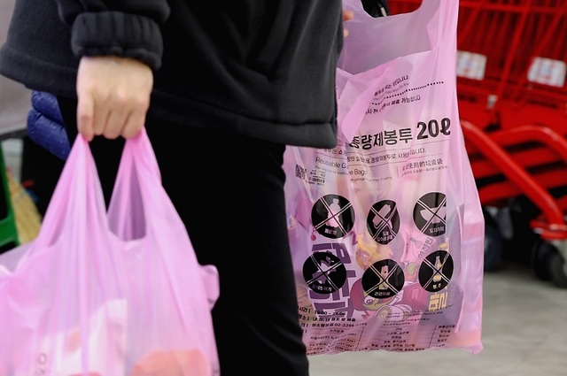 În Coreea de Sud, panica legată de aprovizionarea cu saci de gunoi a generat o creștere spectaculoasă a vânzărilor în magazine