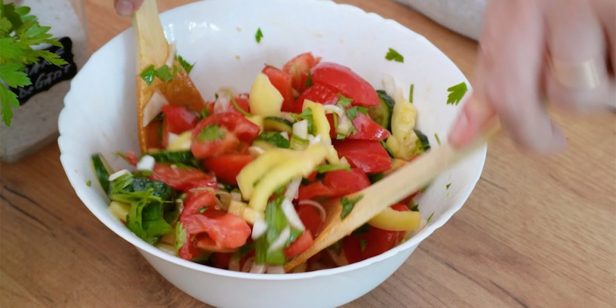 Nu pune asta în salata de roșii cu castraveți! Greșeala banală strică gustul