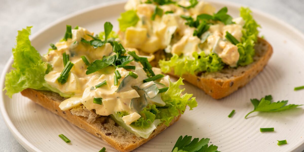 Salata de ouă, un preparat clasic cu multiple fațete, revine în atenția culinară ca o opțiune rapidă, sănătoasă și extrem de versatilă