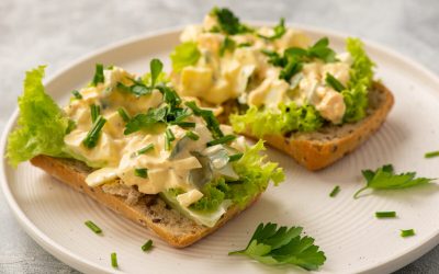 Salata de ouă, un preparat clasic cu multiple fațete, revine în atenția culinară ca o opțiune rapidă, sănătoasă și extrem de versatilă