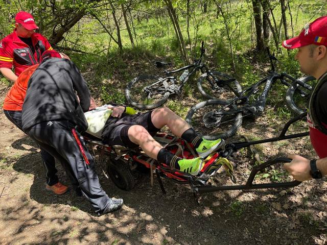 Salvamontiștii din Maramureș, intervenție dificilă pentru un ciclist rănit în Baia Sprie