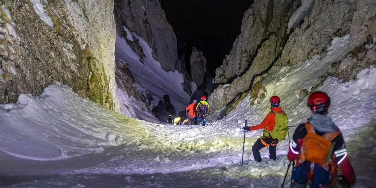 Noapte grea în Piatra Craiului: Salvamontiștii din Zărnești, după o misiune dificilă