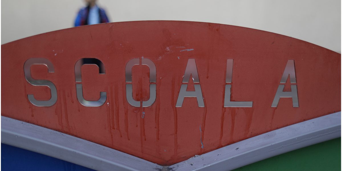 Profesorul din Gorj, acuzat de corupție, încasează salariu de un an, deși e suspendat