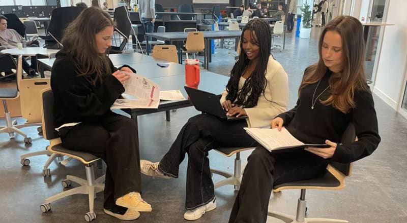 Suedia revine la manuale! Școlile abandonează tabletele, în speranța unui alfabetism sporit