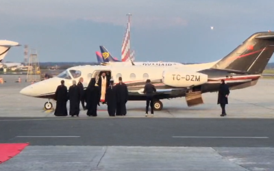 Avionul cu Sfânta Lumină a aterizat la București