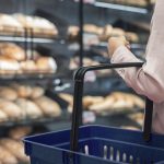 Pâine, lapte, ouă: Scumpiri-șoc după Paște. Producătorii anunță, românii se tem