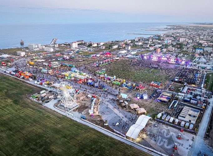 Selly aduce doi milioane de euro în economia locală cu festivalul nibiru Vloggerul Selly anunță un succes răsunător pentru festivalul NIBIRU, cu peste 10.000 de abonamente de trei zile vândute în doar patru zile de la lansare