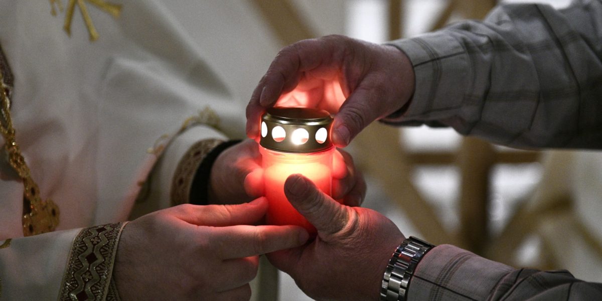 Sfânta Lumină de la Ierusalim va ajunge în România: O Cursă Specială va Transporta Lumina Sfântă Bucurie pentru credincioșii ortodocși din România: Sfânta Lumină de la Ierusalim va fi adusă în țară în Sâmbăta Mare, printr-o cursă specială