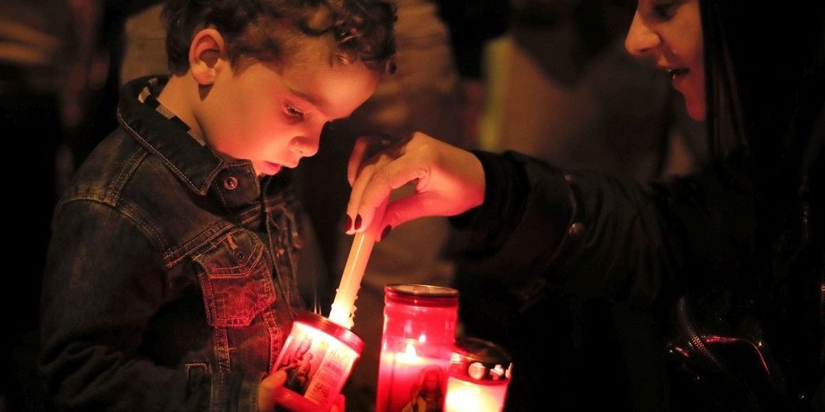 Paște: Cum aprinzi lumânările și candelele fără incidente, în siguranță