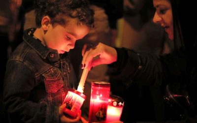 Paște: Cum aprinzi lumânările și candelele fără incidente, în siguranță