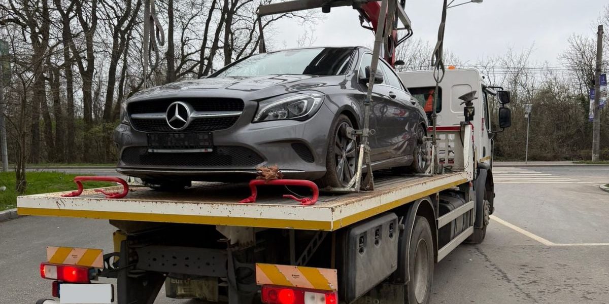 Șofer din București, păcălit de parcarea pe iarbă: Mercedes confiscat
