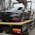 Șofer din București, păcălit de parcarea pe iarbă: Mercedes confiscat