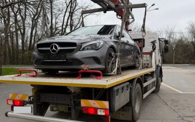 Șofer din București, păcălit de parcarea pe iarbă: Mercedes confiscat